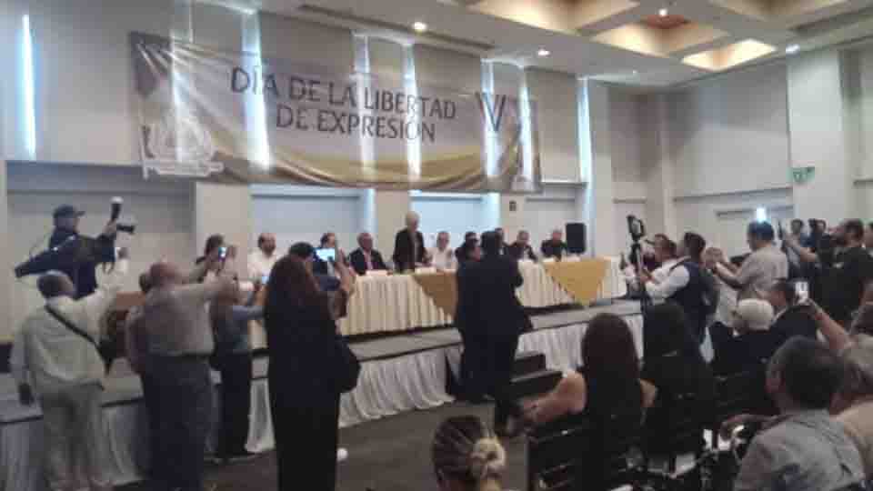 “Fuera, fuera”, gritan a Jenaro Villamil en el Día de la Libertad de Expresión en Veracruz