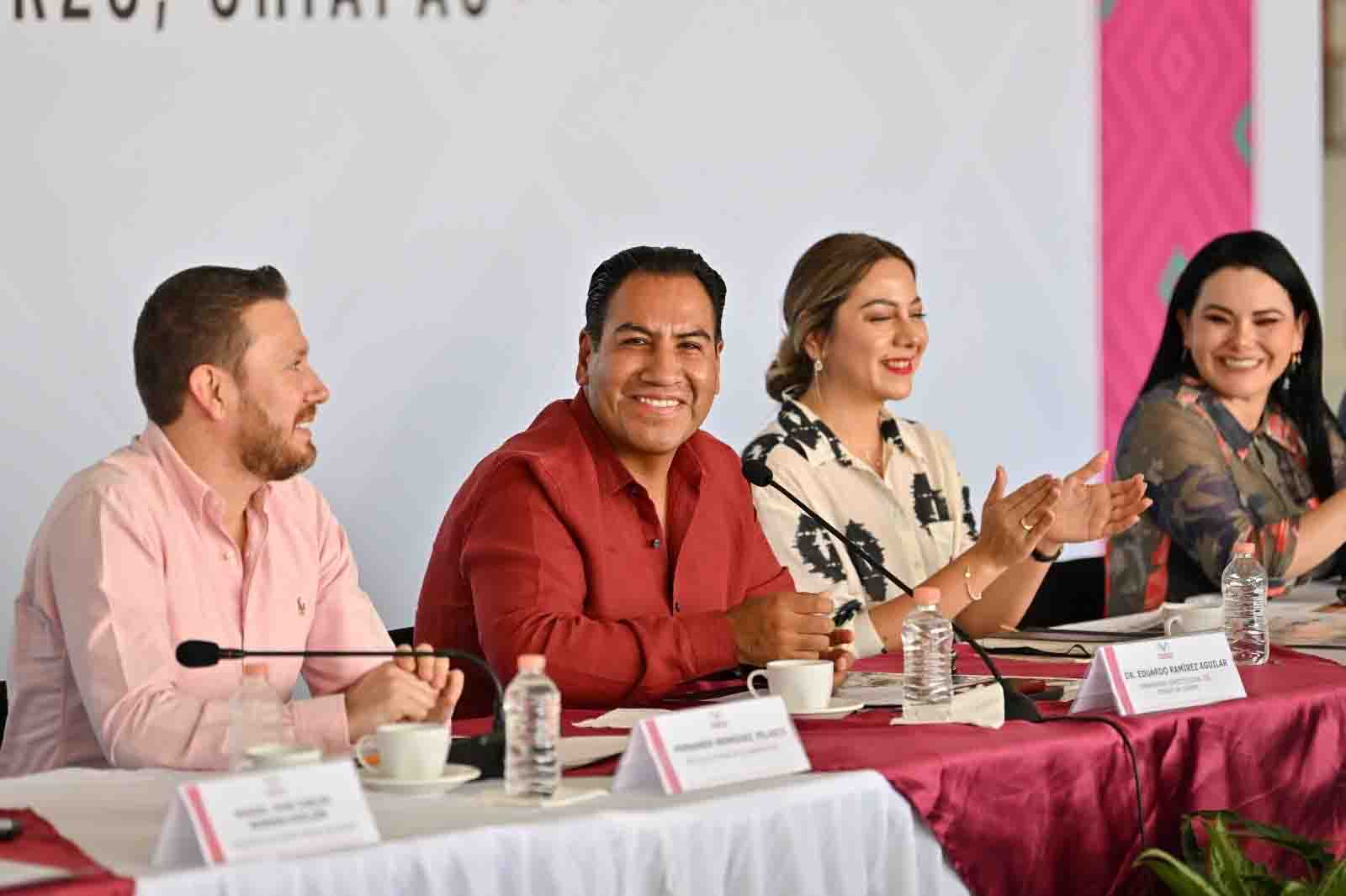 Fuerte jalón de orejas a funcionarios hace Eduardo Ramírez Aguilar