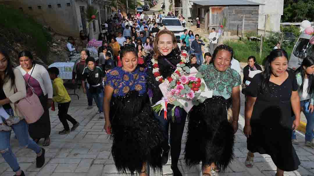 Inaugura Fabiola Ricci pavimentación de la calle Génesis en la colonia Hermosillo
