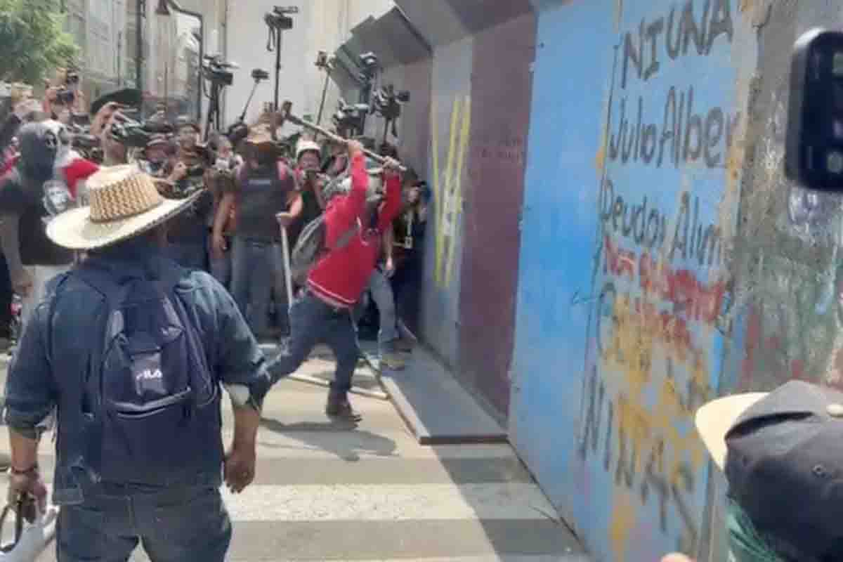 CNTE intenta derribar vallas para llegar al Zócalo