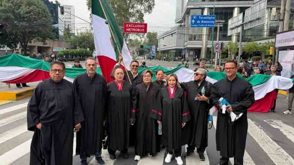 Protestan jueces y magistrados en retiro; marchan del Monumento a la Revolución a Gobernación