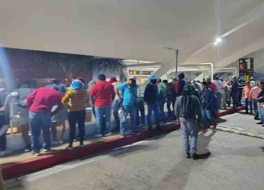 Maestros de la CNTE toman aeropuerto de Tuxtla