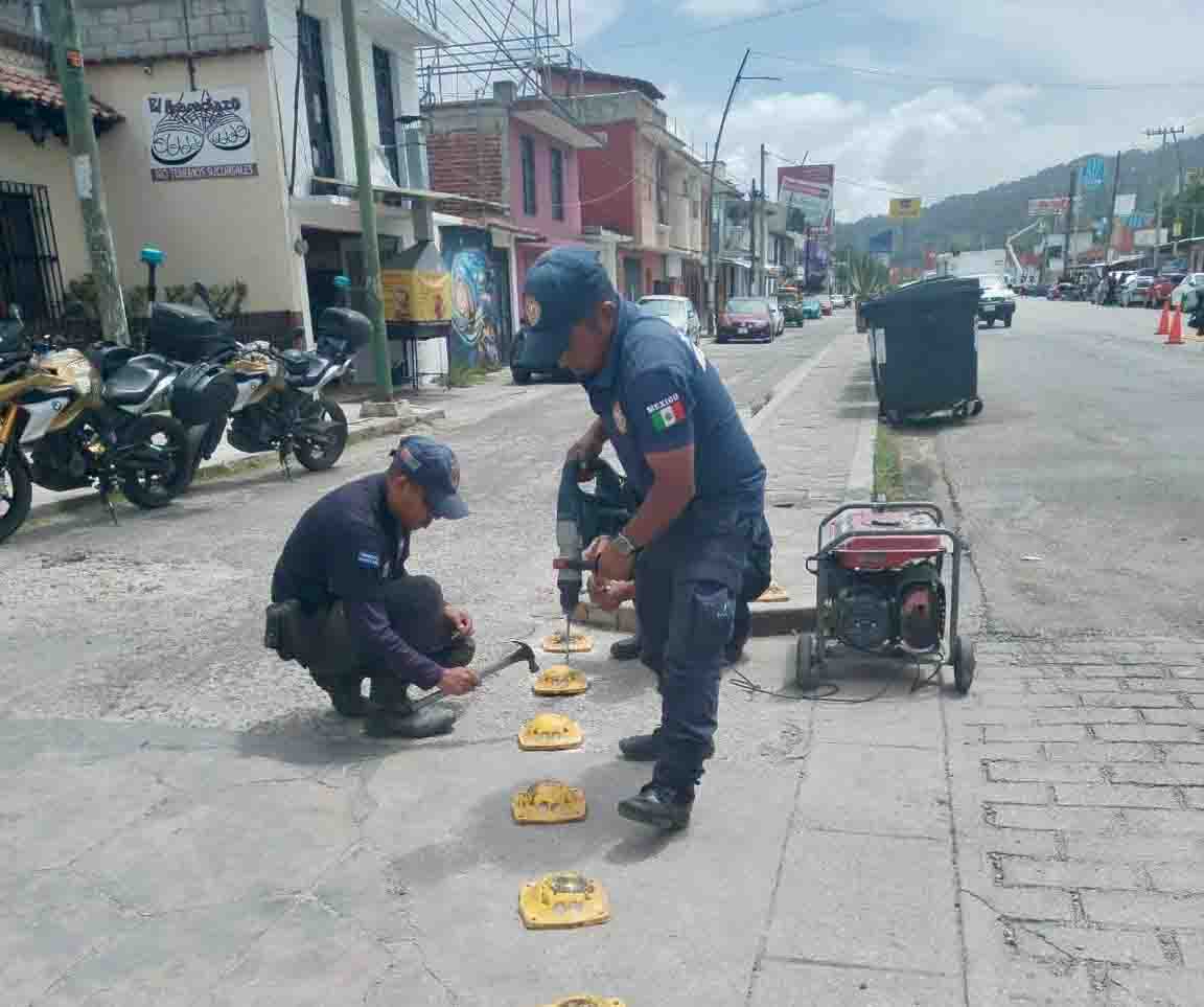 Gobierno Municipal refuerza la seguridad vial con instalación de boyas en la Diagonal Hermanos Paniagua
