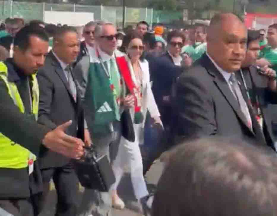 “Ahí va la perra de Trump”, le gritan a Ricardo Salinas Pliego en el Estadio Ciudad de México