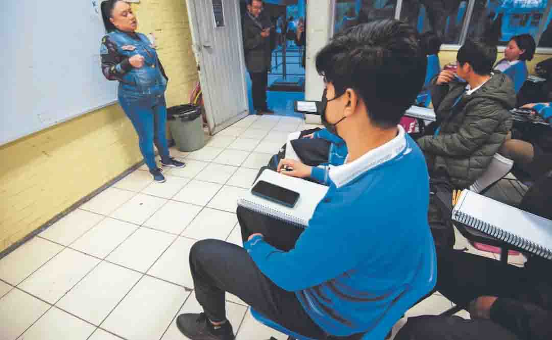 Regulan en 11 estados uso del celular en aulas