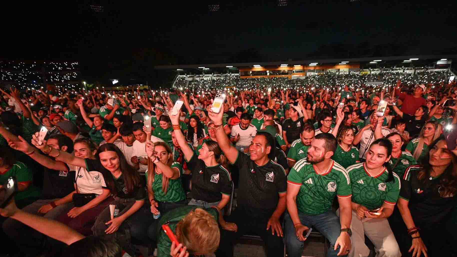 Afición chiapaneca y Eduardo Ramírez viven con intensidad el partido de México en los octavos de final