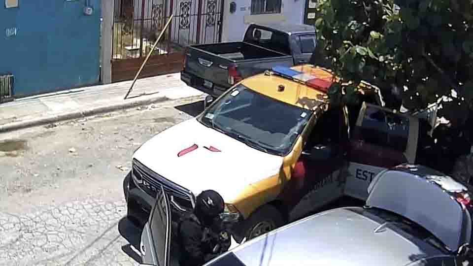 Cámaras de seguridad graban a policías de Tamaulipas extorsionando y secuestrando a un comerciante