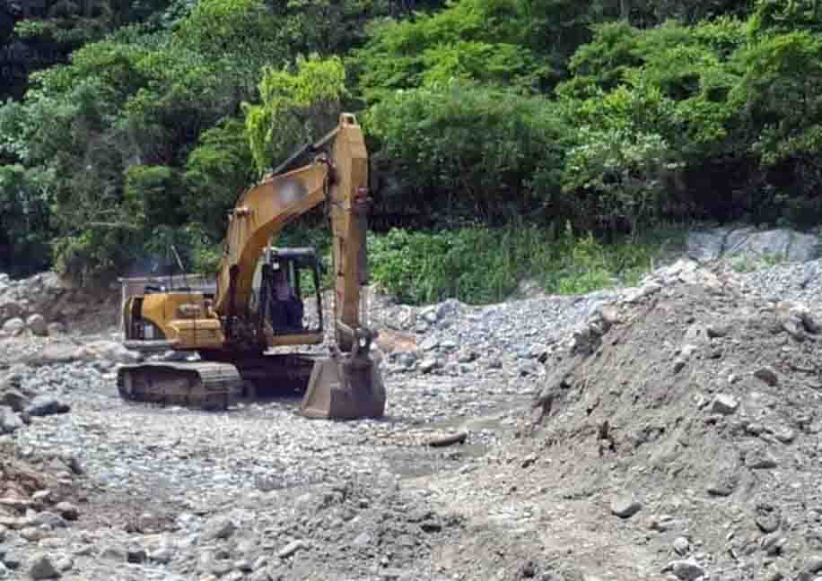 ASEGURA FGR RETROEXCAVADORAS EN CATEO Y DETIENE A CINCO PERSONAS POR SUSTRACCIÓN DE ARENA