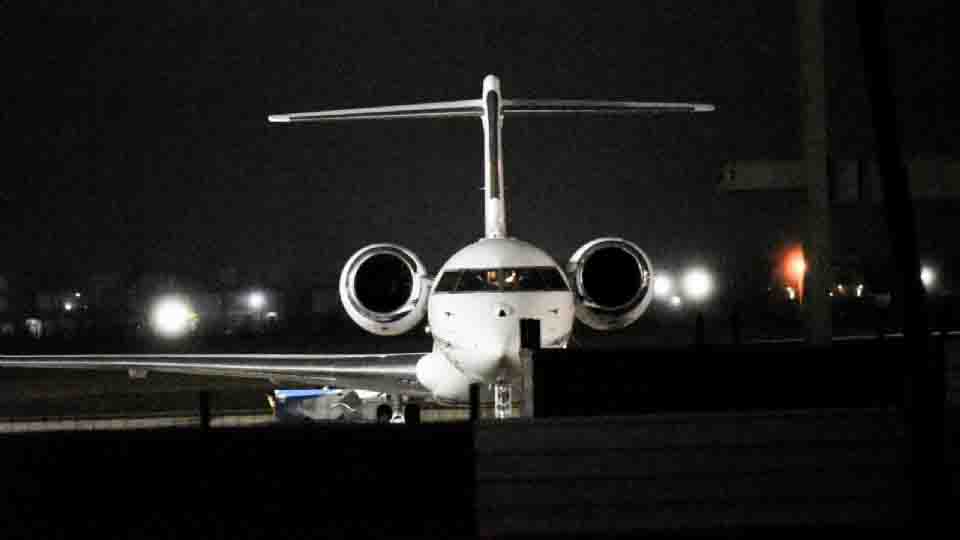 Messi regresa a Argentina en un avión privado y sale en una camioneta sin tener contacto con aficionados que lo esperaban