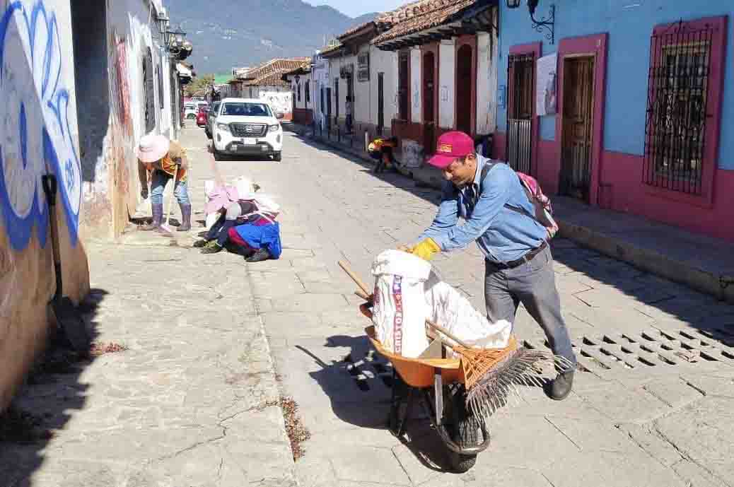 Refuerza Ayuntamiento acciones preventivas con limpieza de drenes, calles y alcantarillas tras las lluvias en San Cristóbal