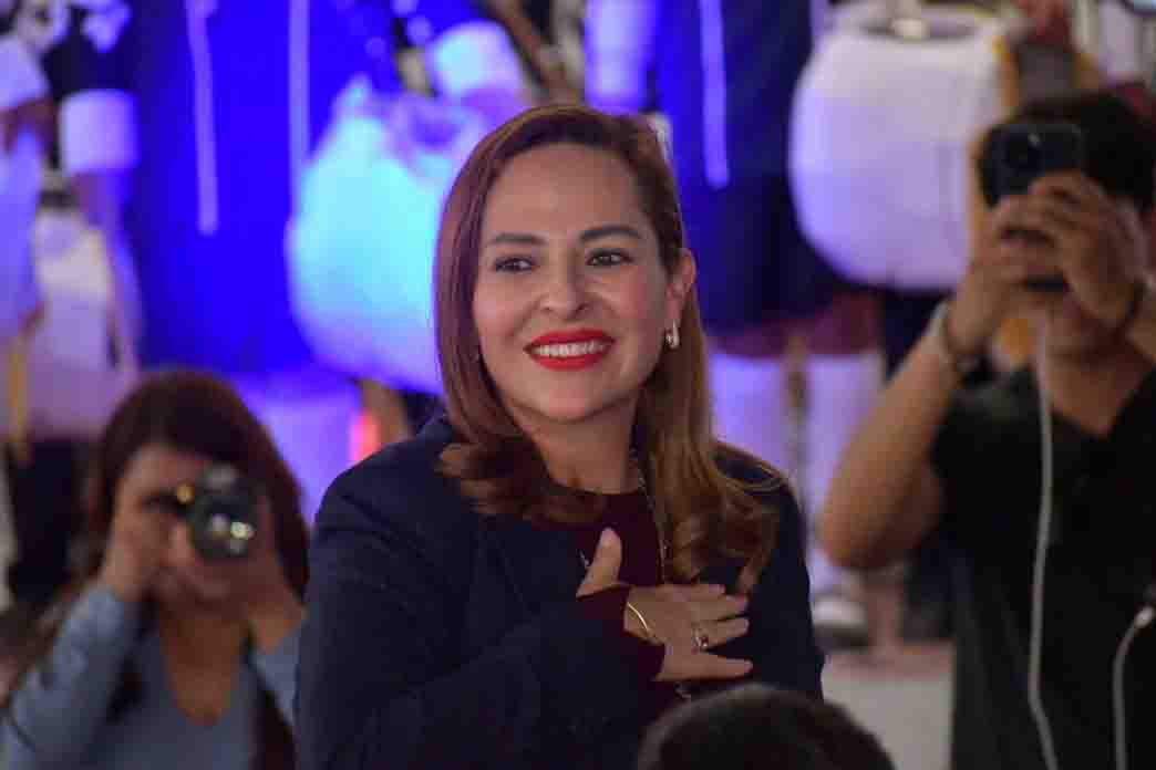 Regresa Fabiola Ricci a la primaria donde inició sus sueños y felicita a la generación 2020–2026 de la Flavio Antonio Paniagua