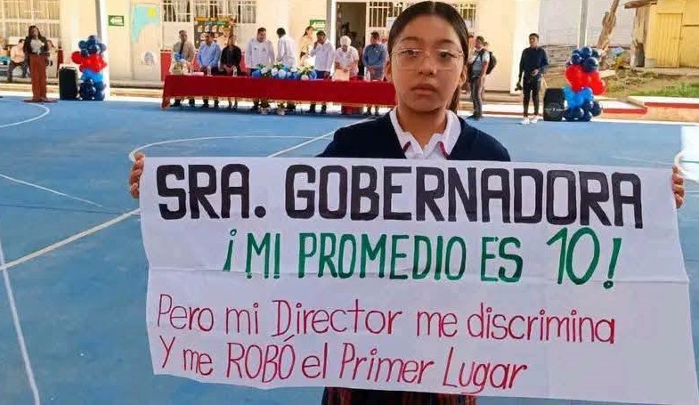 Más claro ni el agua; acusa discriminación de director de su escuela