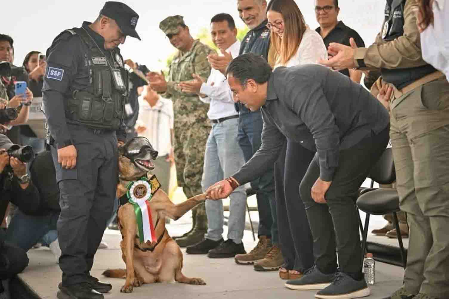 Eduardo Ramírez atestigua ceremonia de jubilación de caninos y equinos de la Secretaría de Seguridad del Pueblo