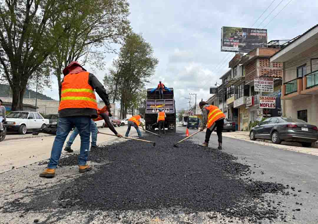 Ayuntamiento de San Cristóbal impulsa trabajos de bacheo en la carretera San Cristóbal–Chamula