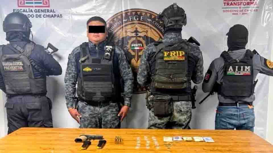 Detienen en Chiapas a un sujeto con uniforme apócrifo de policía y presunta droga