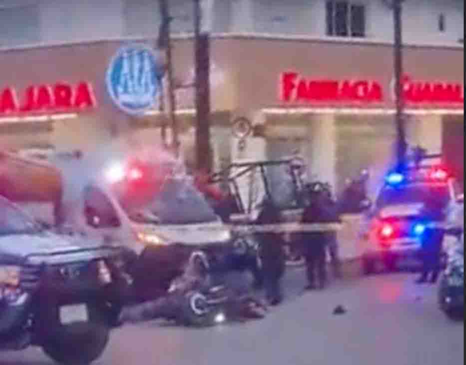 Chocan motocicleta y vehículo en la Panamericana