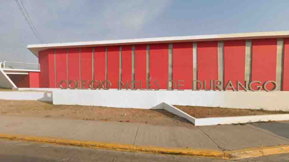 Dejan corona fúnebre en fachada de un colegio de Culiacán en el primer día del regreso a clases