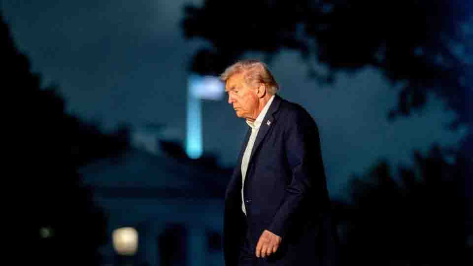 Donald Trump en crisis; se desploma en popularidad y él ignora los datos