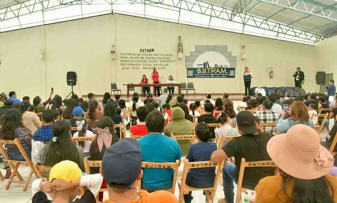 Ayuntamiento entrega mochilas escolares a hijas e hijos de trabajadores del #SUTRAM