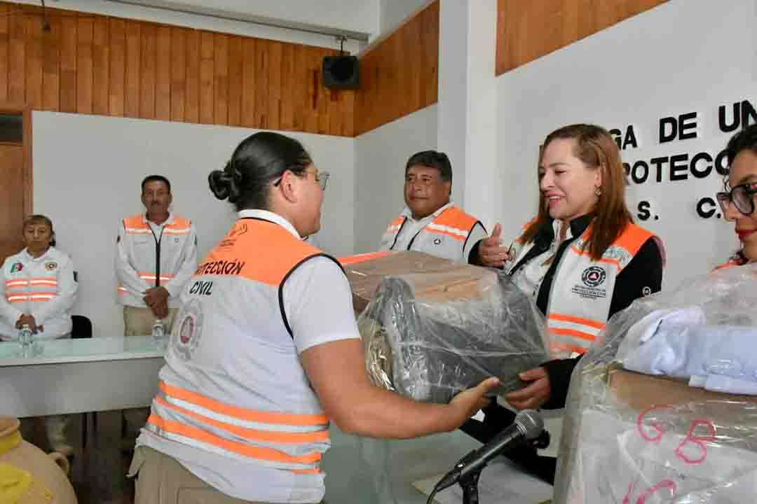 Fortalece Ayuntamiento a Protección Civil con entrega de uniformes