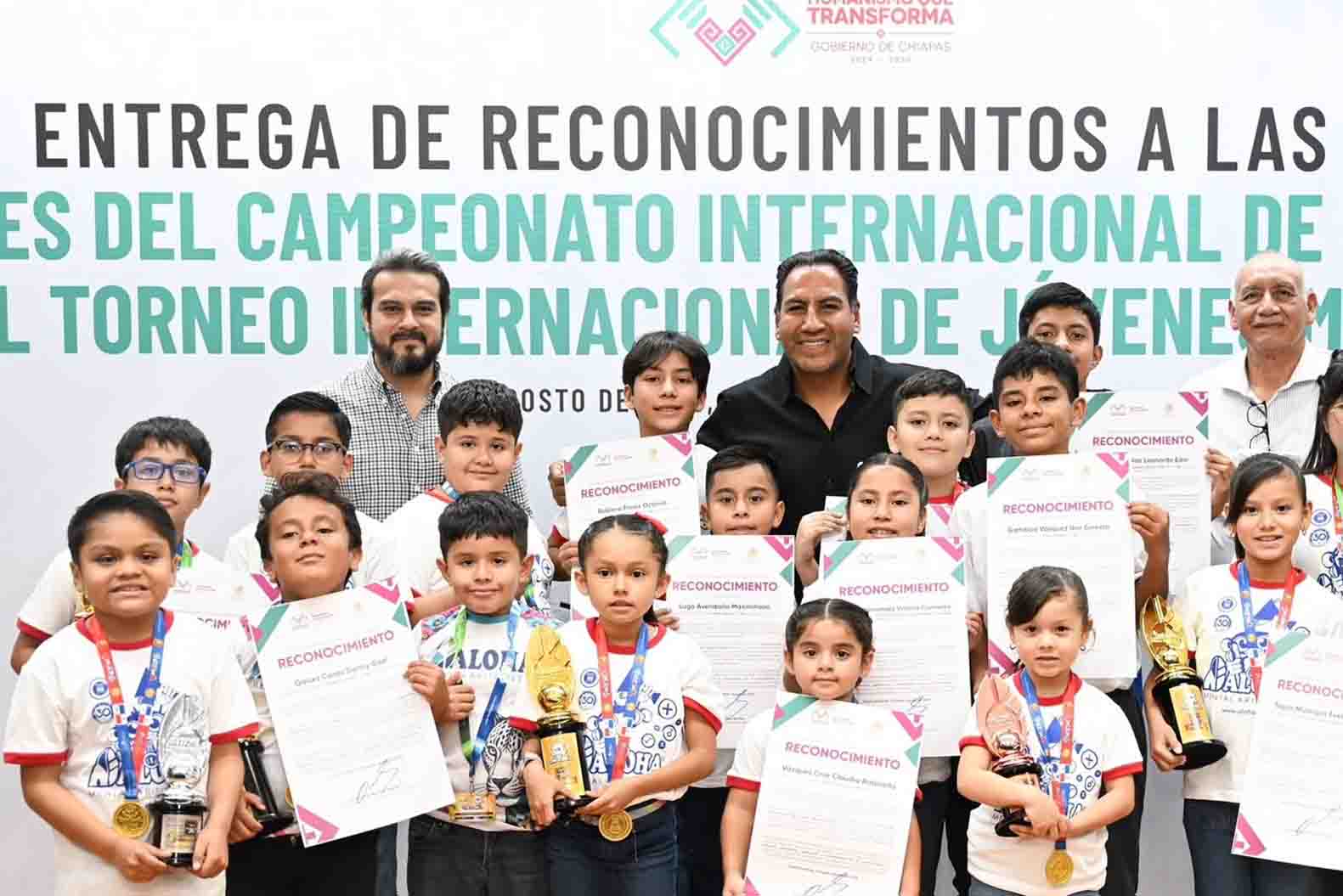 Eduardo Ramírez felicita a estudiantes de Chiapas por sus logros en torneos internacionales de matemáticas