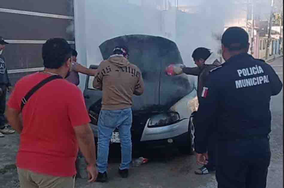Se incendia vehículo en el Barrio de San Ramón; no se reportan lesionados