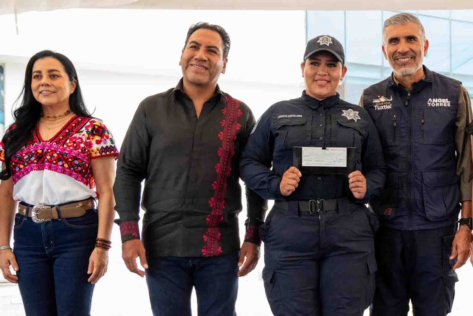 Eduardo Ramírez entrega incentivos a policías de Tuxtla Gutiérrez con Certificado Único Policial