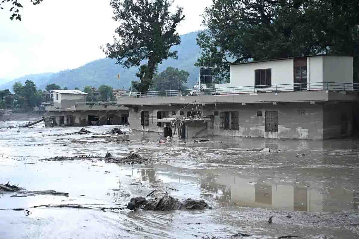 Al menos 160 muertos y cientos de desaparecidos, entre ellos turistas, por inundaciones repentinas en Nepal y China