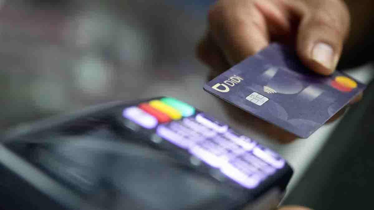 Consumo en México vía tarjetas de crédito se acelera 8%… pero advierten posible alza en morosidad