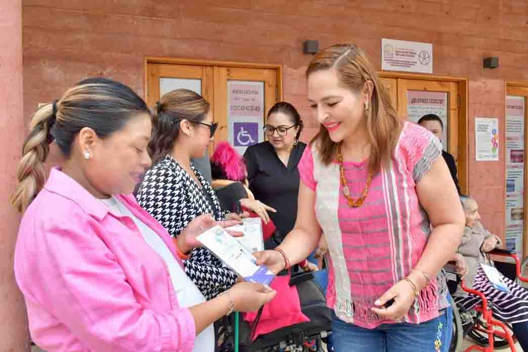 Ayuntamiento fortalece la inclusión con la entrega de Tarjetones de Espacio Azul