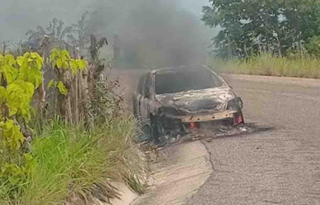 Vehículo termina calcinado sobre la carretera San Cristóbal–San Lucas