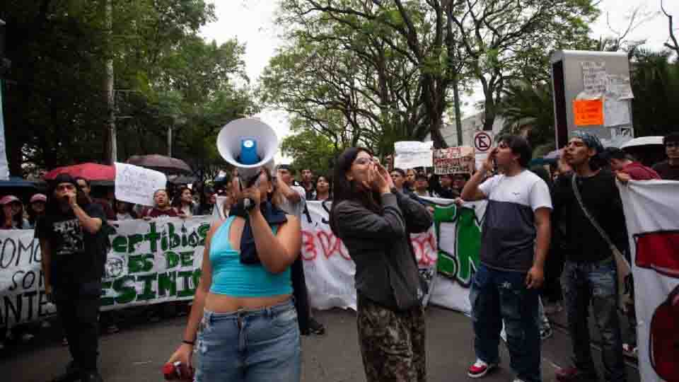 Trabajadores de Canal Once retoman las instalaciones y afirman que fue de manera pacífica; estudiantes acusan violencia