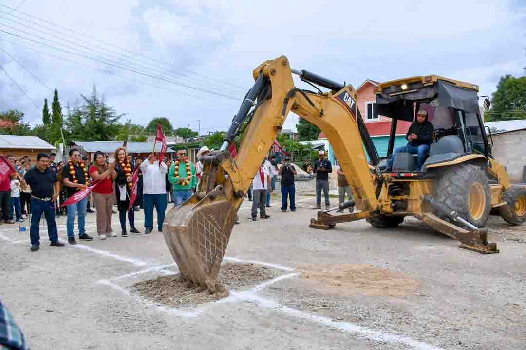 Inicia construcción de domo y cancha de básquetbol en La Libertad