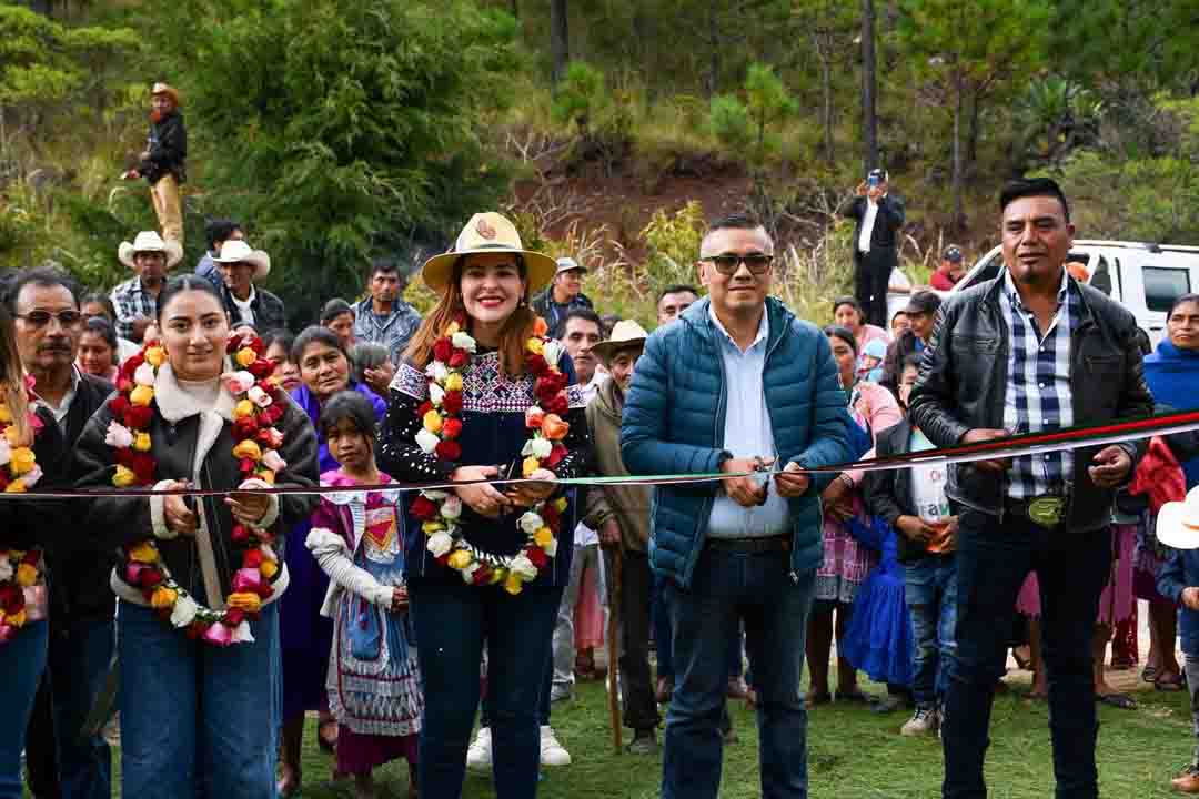 Inauguran carretera en Pinabetal para mejorar la movilidad de sus habitantes