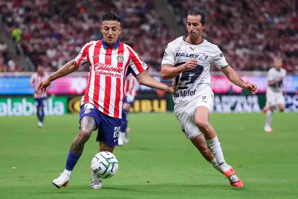 Chivas golea 3-0 a Pumas para alcanzar el liderato del torneo Apertura de la Liga MX