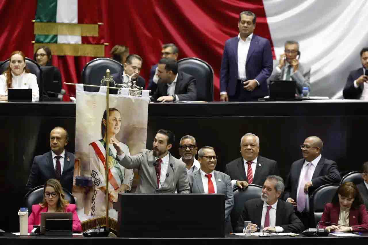Diputado del PT despliega estandarte con imagen de Sheinbaum durante comparecencia de SHCP
