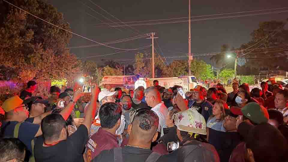 Evacúan cinco colonias tras explosión en planta de sal de Veracruz que dejó al menos tres muertos