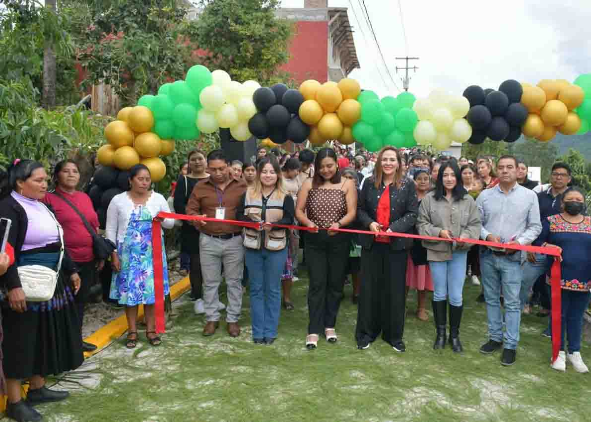 Inaugura Fabiola Ricci pavimentación de la calle Monte de los Olivos