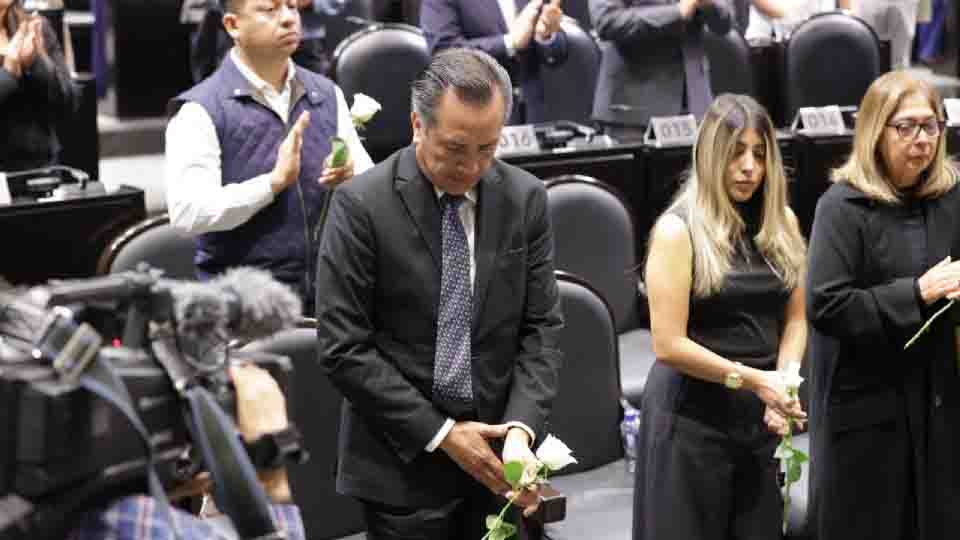 Cuitláhuac García, “el exgobernador incómodo” de Veracruz, asiste sin invitación a homenaje póstumo del diputado Zenzayen Escobar