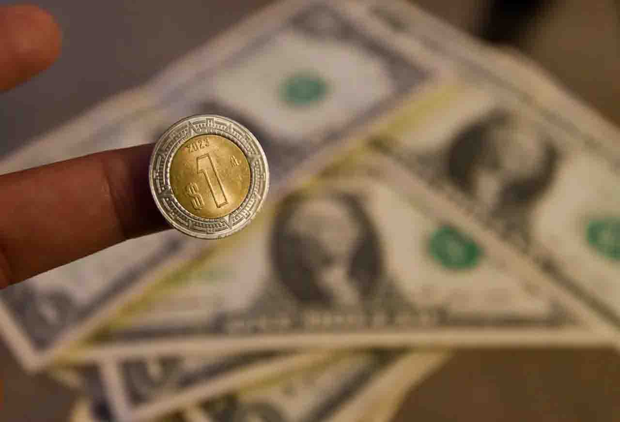 Peso mexicano se desinfla: dólar toca los 18 pesos por primera vez desde marzo