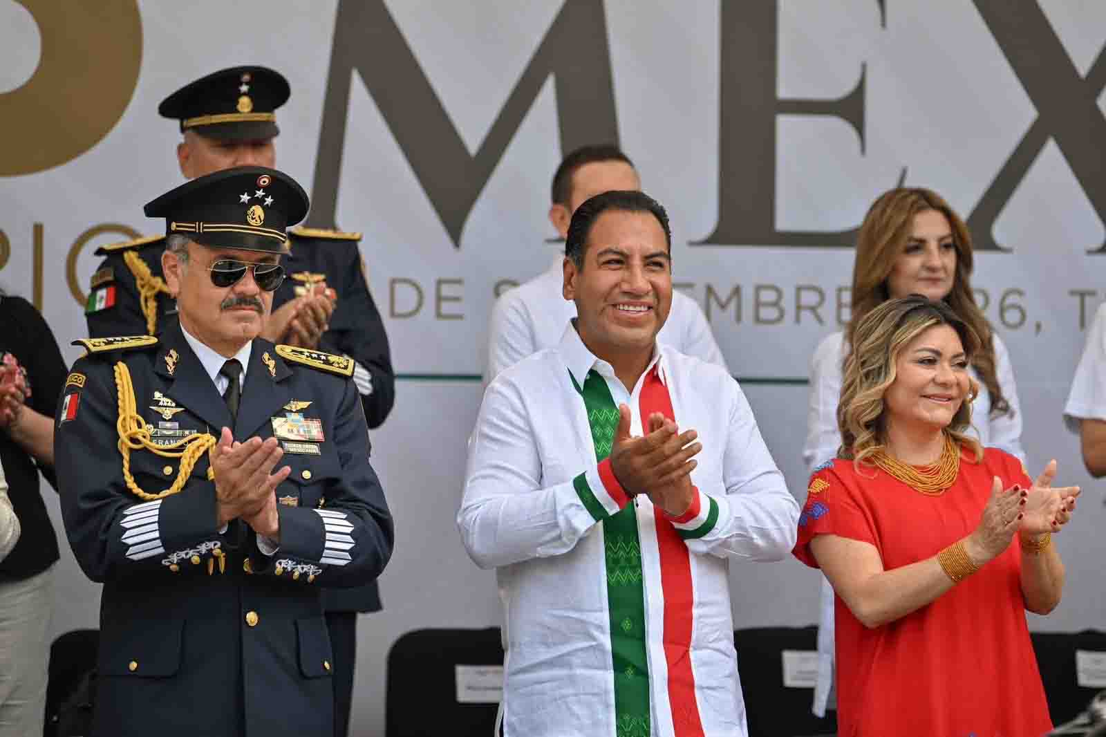 Eduardo Ramírez presencia el Desfile Militar acompañado por miles de chiapanecas y chiapanecos