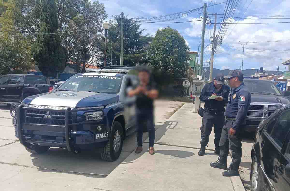 Tránsito Municipal sanciona a vehículo oficial de Chalchihuitán por estacionarse en cajón para personas con discapacidad