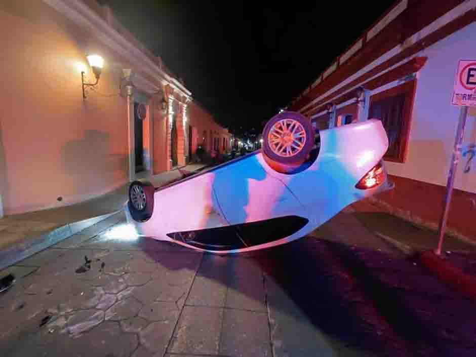 Tránsito Municipal atiende volcadura y libera vialidad en San Cristóbal