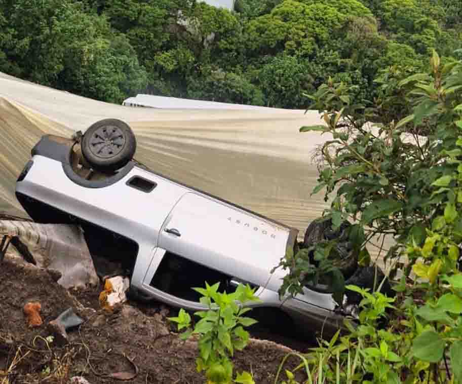 Conductor cae a un barranco en Patosil; es trasladado a un hospital
