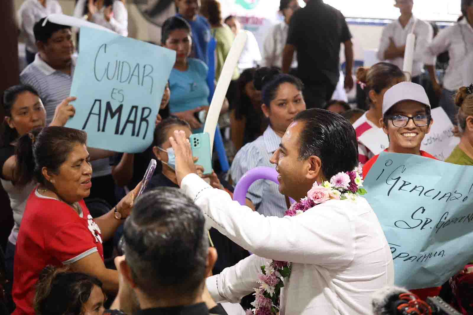 Eduardo Ramírez lleva Cuidar es Amar a familias de Tapachula