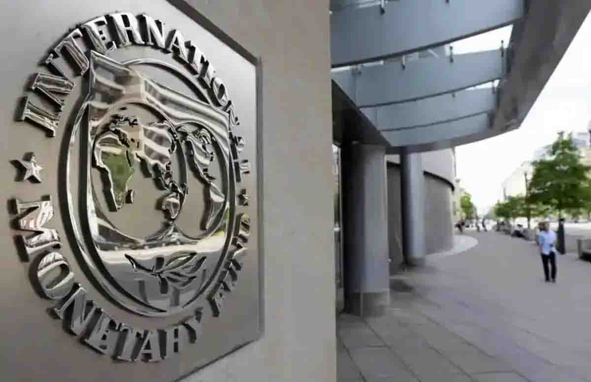 México debe hacer más para bajar su deuda: FMI