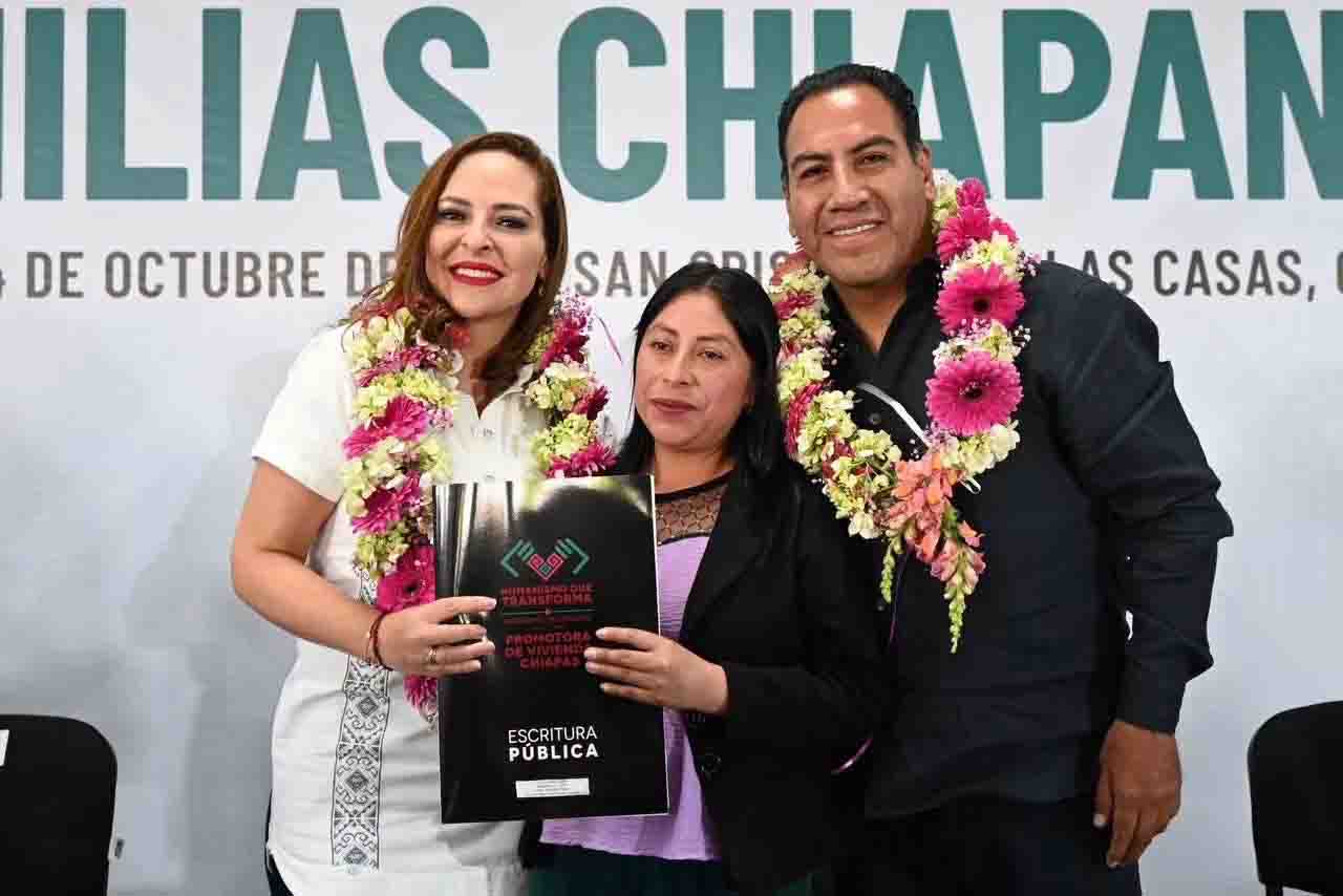 Entregan escrituras públicas para brindar certeza jurídica a familias de San Cristóbal