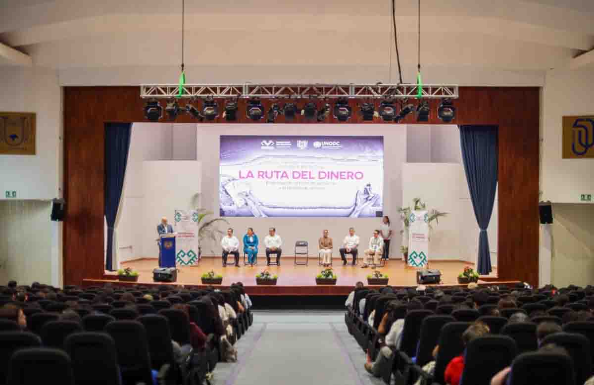 Secretaría de Finanzas y ONU imparten conferencia sobre lavado de activos y trata de personas a estudiantes de la Unach