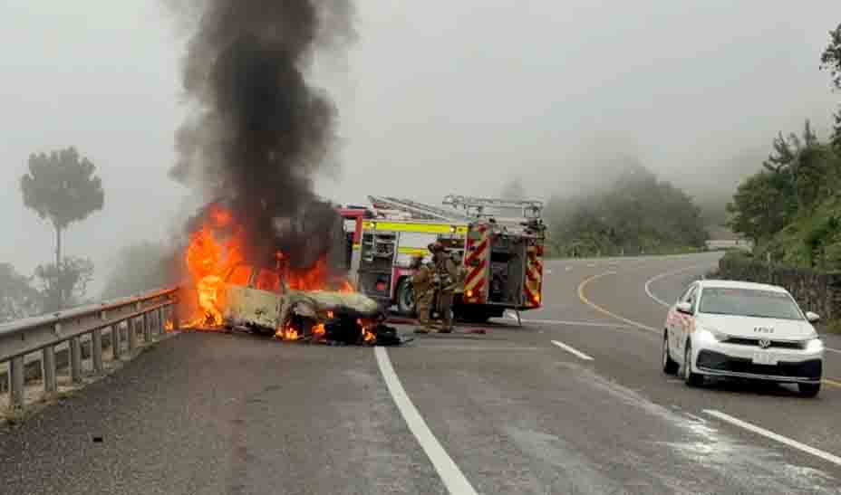 Vehículo se incendia tras accidente en la carretera de cuota Tuxtla-San Cristóbal