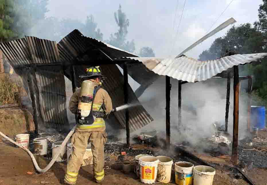 Incendio consume humilde vivienda en la comunidad de Zacualpa